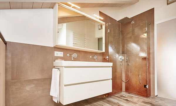 Gesamtansicht Komplettbadsanierung mit begehbarer Dusche in Bergen bei Traunstein